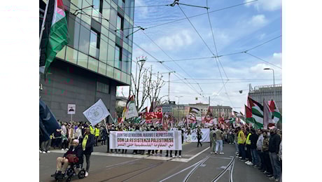 “FERMIAMO LA MACCHINA BELLICA. PALESTINA LIBERA!”: LA DIRETTA DALLA MANIFESTAZIONE NAZIONALE DI MILANO