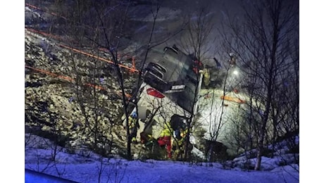 Bus in mare con 60-70 persone a bordo: «Ci sono vittime»