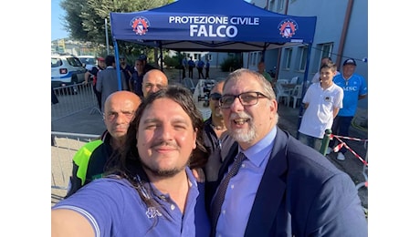 Lo show del sindaco di Bacoli dopo la forte scossa: selfie e foto da gita fuori porta – LE FOTO