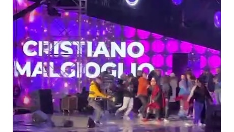 Capodanno Rai Reggio Calabria: Malgioglio fa cantare tutti durante le prove | VIDEO