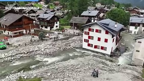 Alluvione a Macugnaga, esonda il rio Tambach tra le case: video drone