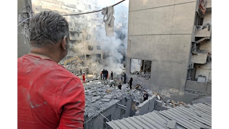 Israele news, notte di bombe su Beirut e Gaza. Il caso Netanyahu divide il governo italiano