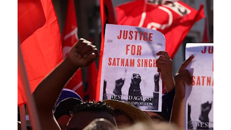 Migliaia in piazza dopo la morte di Satnam Singh: I genitori si erano indebitati per mandarlo in Italia