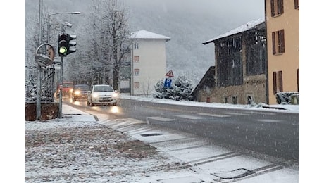 La prima neve dell’inverno è arrivata: fiocchi in montagna e nelle valli varesine