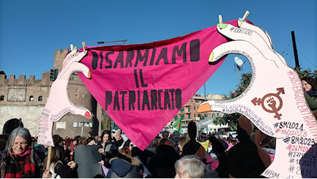 In piazza contro il patriarcato e la violenza sulle donne. A Roma bruciata la foto di Valditara