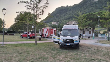 Entra in acqua per un bagno ma non riemerge: 72enne muore nel lago d’Iseo