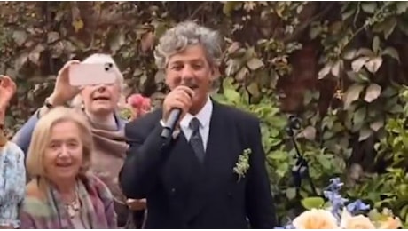 Fiorello scatenato al matrimonio della figlia, canta Battisti: «Non sarà un'avventura»