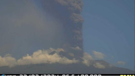 Etna: altissima e intensa nube vulcanica da cratere Voragine