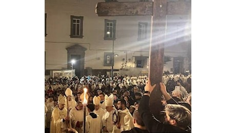 Napoli, il cardinale Battaglia apre l’Anno Santo con la croce dei migranti