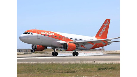 Aereo EasyJet per Londra dirottato a Bari: 16enne prova ad aprire il portellone in volo