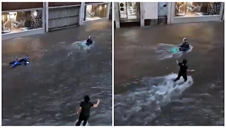 Maltempo a Catania, uomo in scooter trascinato via dal fiume d'acqua: una donna lo raggiunge e lo salva