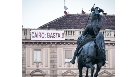 Cairo: basta!!!: lo striscione contro il presidente del Toro sul terrazzo chic di piazza San Carlo