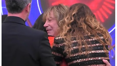 Enzo Paolo Turchi in lacrime al Grande Fratello, abbandona la Casa per sempre, compare in diretta anche la figlia: le immagini