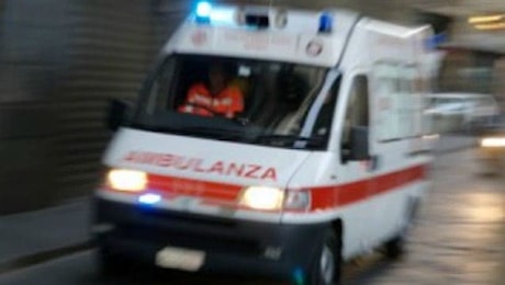 Incidente a Oleggio, morto ragazzo di 14 anni. Gravissimo il fratellino di 4, ferita la nonna