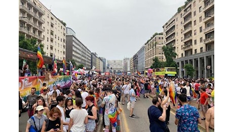 Partito il Milano Pride con decine di migliaia di persone
