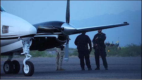 Narcos Messico, l'aereo usato dal figlio del Chapo e da El Mayo per arrivare negli Usa