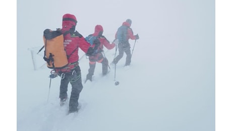 Alpinisti dispersi sul Gran Sasso, soccorritori bloccati dal maltempo