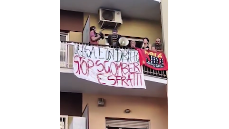 Donna incatenata al balcone contro lo sfratto: tensione a Tor Marancia, interviene la polizia