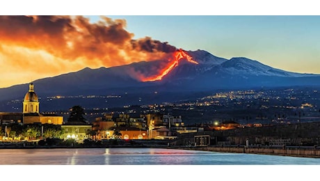 Chiuso l’aeroporto di Catania per l’eruzione dell’Etna: le news