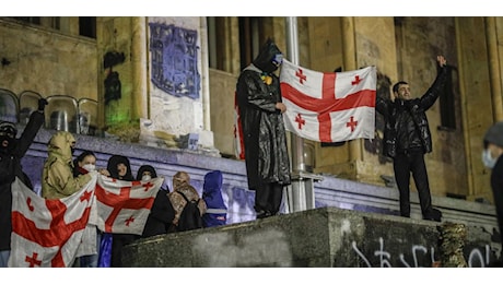 Georgia divisa: proteste di piazza e crisi istituzionale infiammano il Paese