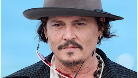 Johnny Depp si veste da Jack Sparrow per i bambini dell’ospedale