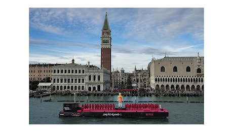 Netflix e DUDE portano le Pink Guards e la bambola di Squid Game a Venezia per il lancio della 2a stagione