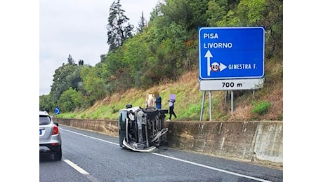 Auto si ribalta su un fianco in Fi-Pi-Li all'uscita di Ginestra Fiorentina, code in entrambe le direzioni