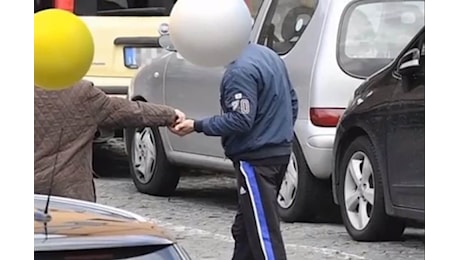 Napoli, parcheggiatore abusivo picchia i vigili: schiaffi, pugni e gomitate. Fermato vicino al teatro Bellini