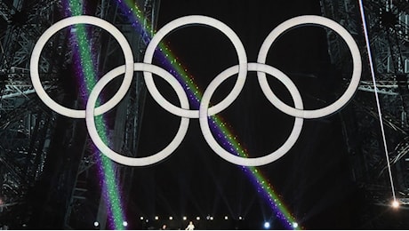 Céline Dion canta Edith Piaf: la meraviglia alla cerimonia d’apertura delle Olimpiadi di Parigi 2024