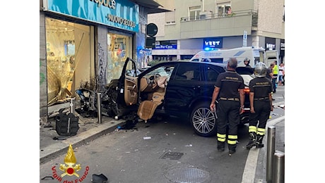 Milano, suv si schianta contro la vetrina di un negozio: due feriti gravi