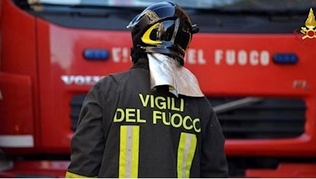 Incendio in un capannone abbandonato diventato rifugio per i senzatetto: le fiamme in via Cesalpino a Milano