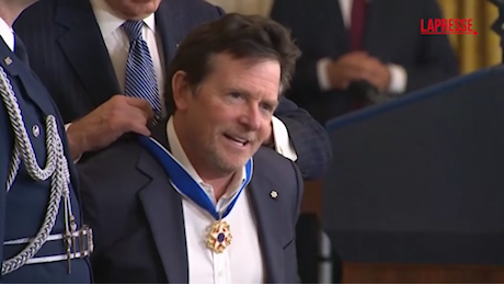 VIDEO Usa, Michael J. Fox riceve la Medal of Freedom da Joe Biden