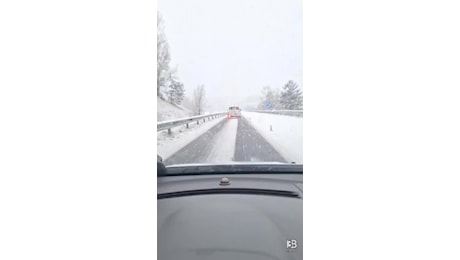 Cronaca meteo diretta - Marche, neve a Fabriano, strade imbiancate - Video