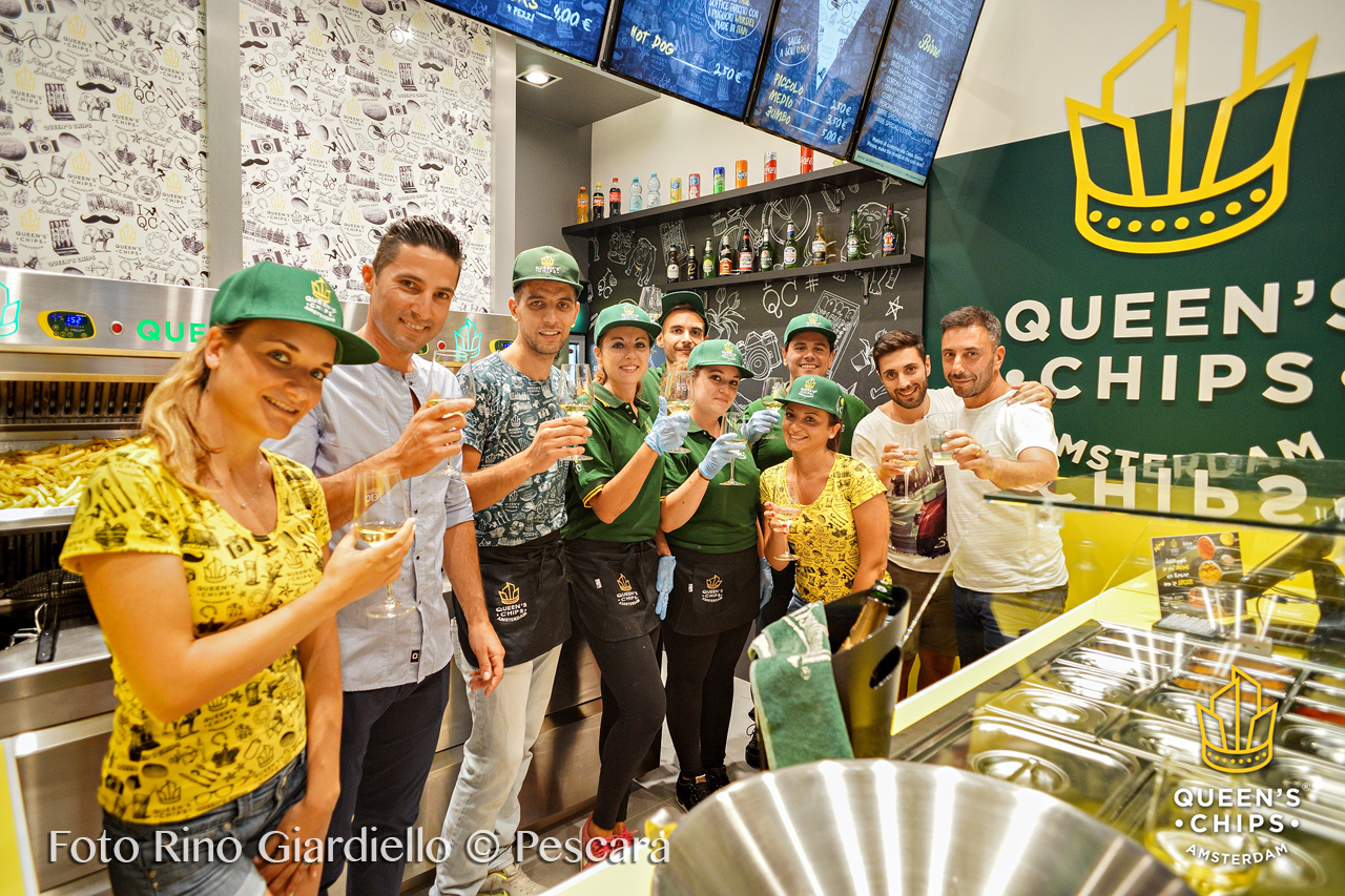 QUEEN’S CHIPS A PESCARA: LE SQUISITE PATATINE FRITTE OLANDESI FOTOGRAFATE DA RINO GIARDIELLO